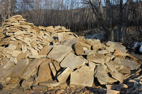 Kamenclub.ru: Песчаник плиты - плахи - пошаговые дорожки (фр. 70-150 мм)  купить в Челябинске песчаник серый бежевый желтый зеленый колотый песчаник строительный 6500 руб/т   фото КАМЕНЬ КЛУБ