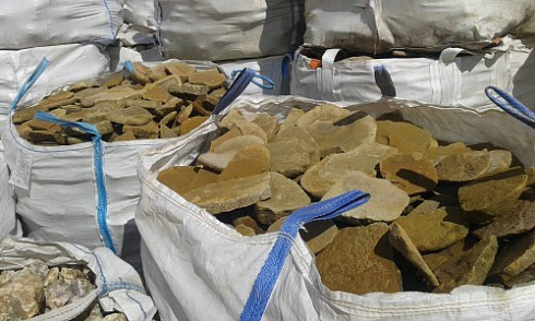 Kamenclub.ru: Песчаник колотый для облицовки (фр. 2-3 см)  купить в Челябинске песчаник бежевый серый рыжий песчаник строительный 5000 руб/т   фото КАМЕНЬ КЛУБ