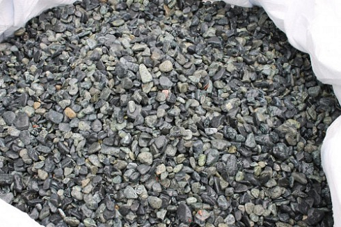 Kamenclub.ru: Щебень галтованный зеленый (змеевик) фр. 20-40 мм.  купить в Челябинске мрамор зеленый, салатовый оголтованный щебень мраморный 12500 руб/т   фото КАМЕНЬ КЛУБ