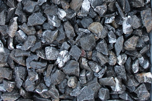 Kamenclub.ru: Щебень крошка черный (мрамор) фр. 3-5 мм.  купить в Челябинске мрамор черный белый с прожилками щебень мраморный декоративный колотый 18000 руб/т   фото КАМЕНЬ КЛУБ