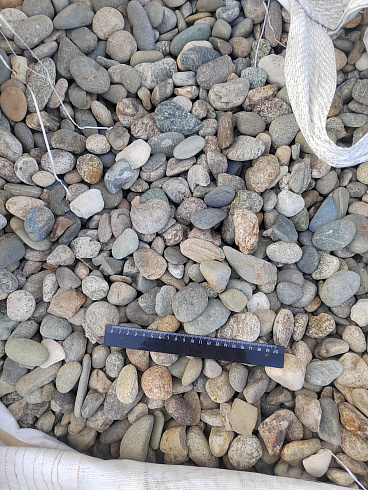 Kamenclub.ru: Галька речная окат (серая) фр.40-60 мм купить  в Челябинске галька речная серый бежевый рыжий коричневый округлый речной камень 5000 руб/т   фото КАМЕНЬ КЛУБ