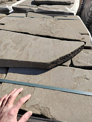 Kamenclub.ru: Песчаник пластушка галтованная серо-зеленая (3,0 см)  купить в Челябинске песчаник серо-зеленый песчаник 18000 руб/м3   фото КАМЕНЬ КЛУБ