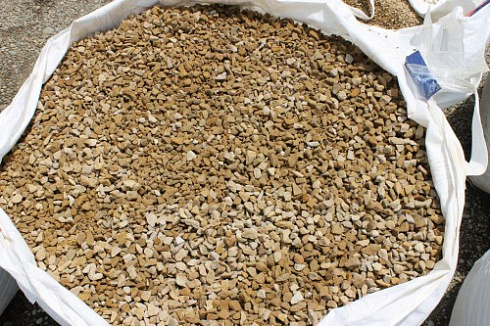 Kamenclub.ru: Щебень крошка желтый (песчаник) фр. 10-20 мм.  купить в Челябинске песчаник бежевый, серый, рыжий декоративный ландшафтный щебень колотый 9500 руб/т   фото КАМЕНЬ КЛУБ