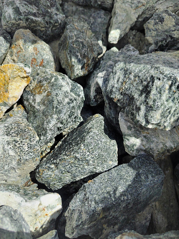 фото Галтованный жадеит (фр. 70-100 мм)  купить в Челябинске в интернет-портале КАМЕНЬ КЛУБ