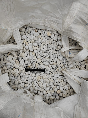 Kamenclub.ru: Мраморная крошка (щебень галтованный белый) фр.40-70 мм.  купить в Челябинске мрамор белый молочный айвори окатанный округлый природный камень 17000 руб/т   фото КАМЕНЬ КЛУБ