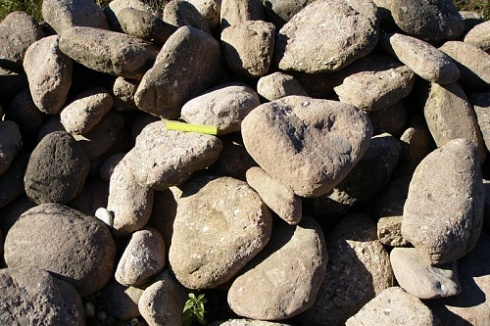 Kamenclub.ru: Конгломераты фр. 300-1000 мм.  купить в Челябинске кварц мрамор диабаз коричневый, серый зеленоватый речной валун крупный 6500 руб/т   фото КАМЕНЬ КЛУБ