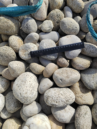 Kamenclub.ru: Галька речная окат (серо-белая) фр. 70-120 мм купить  в Челябинске галька галечник бело-серая, серо-белая, серая, белая речная природная галька  8000 руб/т   фото КАМЕНЬ КЛУБ