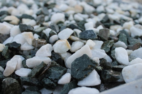 Kamenclub.ru: Мраморная крошка (щебень крошка микс: белый-зеленый) фр. 10-20 мм.  купить в Челябинске мрамор белый, зеленый каменная ландшафтная декоративная крошка щебня 9500 руб/т   фото КАМЕНЬ КЛУБ