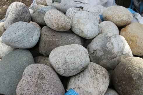 Kamenclub.ru: Речной валун (Ассорти) фр.100-300 мм.  купить в Челябинске галечник серый, темно-серый, светло-серый речная галька крупных размеров 4200 руб/т   фото КАМЕНЬ КЛУБ