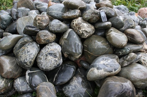 Kamenclub.ru: Валунчик Паутинник фр.100-300 мм  купить в Челябинске крупный природный камень галечник темно-серый с прожилками белый черный речной валунчик 5000 руб/т   фото КАМЕНЬ КЛУБ