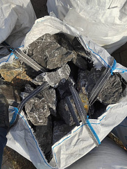 Kamenclub.ru: Черный мрамор скальник фр. 100-500 мм.  купить в Челябинске мрамор черный белый серый крупный колотый валун ландшафтный 8500 руб/т   фото КАМЕНЬ КЛУБ