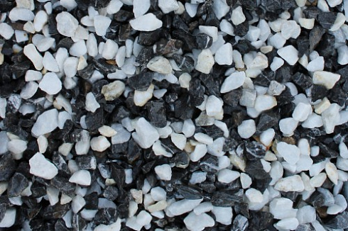 Kamenclub.ru: Мраморная крошка (щебень крошка микс : черный-белый) фр. 10-20 мм.  купить в Челябинске мрамор белый, черный каменная декоративная крошка ландшафтная 12000 руб/т   фото КАМЕНЬ КЛУБ