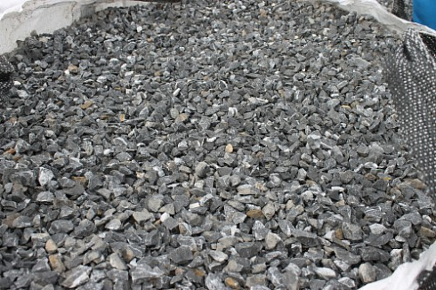 Kamenclub.ru: Щебень крошка черный (мрамор) фр. 10-20 мм.  купить в Челябинске мрамор черный с белыми прожилками, черный, белый каменная ландшафтная декоративная крошка щебня 11000 руб/т   фото КАМЕНЬ КЛУБ