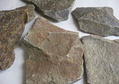 Kamenclub.ru: Песчаник пластушка "фонтанка" серо-зеленая (3,0-5,0 см)  купить в Челябинске песчаник серо-зеленая колотые плитки облицовочные пластушки 11400 руб/м3   фото КАМЕНЬ КЛУБ