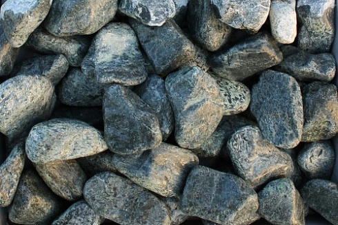 Kamenclub.ru: Щебень галтованный зеленый (змеевик) фр. 50-100 мм.  купить в Челябинске галтовка мраморная зеленый, салатовый мрамор 12 500 руб/т   фото КАМЕНЬ КЛУБ