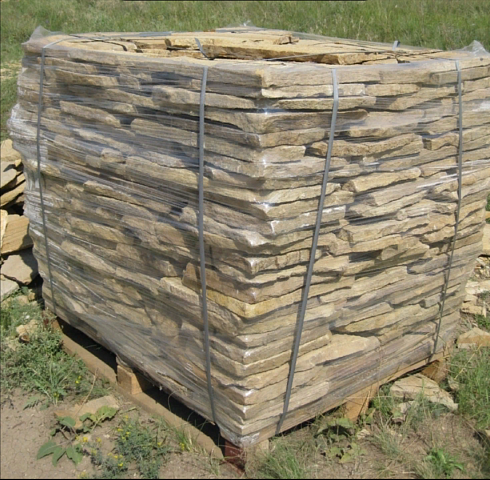 Kamenclub.ru: Песчаник пластушка желтый с рисунком (3 см)  купить в Челябинске песчаник желтый с рисунком, рыжий, желтый песчаник пластушка ландшафтная рваная 8 500 руб/м3   фото КАМЕНЬ КЛУБ