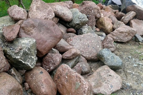 Kamenclub.ru: Конгломераты фр. 300-1000 мм.  купить в Челябинске кварц мрамор диабаз коричневый, серый зеленоватый речной валун крупный 6500 руб/т   фото КАМЕНЬ КЛУБ