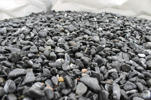 Kamenclub.ru: Щебень галтованный черный (мрамор) фр.10-20 мм.  купить в Челябинске мрамор черный с белыми прожилками, черный, белый окатанный округлый ландшафтный декоративный щебень 15000 руб/т   фото КАМЕНЬ КЛУБ