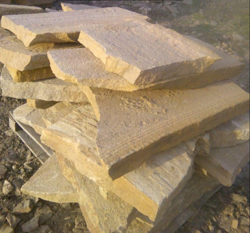 Kamenclub.ru: Форматный камень (плаха) пошаговая дорожка от 70-150 см (4 -12 см)  купить в Челябинске плитняк  форматный плаха желтый песчаник 9 000 руб/т   фото КАМЕНЬ КЛУБ