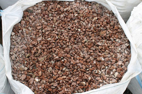 Kamenclub.ru: Мраморная крошка (щебень крошка розовый) фр. 20-40 мм.  купить в Челябинске мрамор розовый, красный мраморная крошка декоративная 11000 руб/т   фото КАМЕНЬ КЛУБ