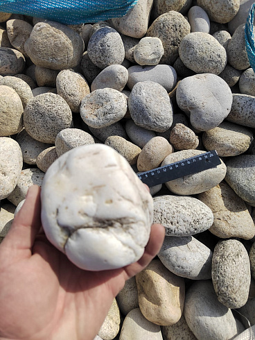 Kamenclub.ru: Галька речная окат (серо-белая) фр. 70-120 мм купить  в Челябинске галька галечник бело-серая, серо-белая, серая, белая речная природная галька  8000 руб/т   фото КАМЕНЬ КЛУБ