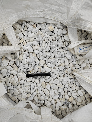Kamenclub.ru: Мраморная крошка (щебень галтованный белый) фр.40-70 мм.  купить в Челябинске мрамор белый молочный айвори окатанный округлый природный камень 17000 руб/т   фото КАМЕНЬ КЛУБ