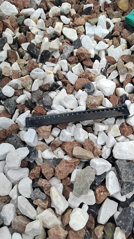 Kamenclub.ru: Мраморная крошка (щебень крошка микс : белый-черный-розовый) фр. 20-40 мм.  купить в Челябинске мрамор белый, черный, розовый декоративная ландшафтная крошка 12000 руб/т   фото КАМЕНЬ КЛУБ