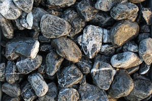 Kamenclub.ru: Щебень галтованный черный (мрамор) фр. 50-100 мм.  купить в Челябинске мрамор черный с белыми прожилками щебень ландшафтный мраморный 15000 руб/т   фото КАМЕНЬ КЛУБ