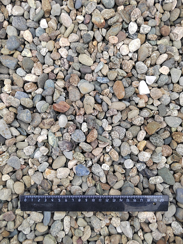 Kamenclub.ru: Галька речная окат (серая) фр.10-20 мм купить  в Челябинске галька речная серая, серый, темно-серый, светло-серый, коричневый ландшафтная декоративная речная окатанная округлая галька 5000 руб/т   фото КАМЕНЬ КЛУБ