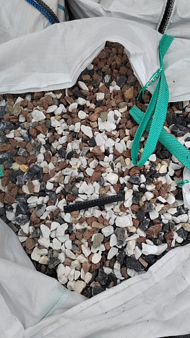 Kamenclub.ru: Мраморная крошка (щебень крошка микс : белый-черный-розовый) фр. 20-40 мм.  купить в Челябинске мрамор белый, черный, розовый декоративная ландшафтная крошка 12000 руб/т   фото КАМЕНЬ КЛУБ