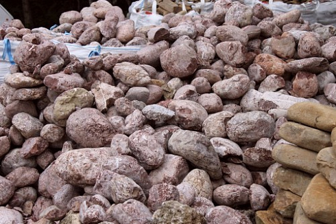 Kamenclub.ru: Розовый валунчик фр.100-300 мм.  купить в Челябинске крупный природный камень розовый, серый молочный красный речной галечник природный 7850 руб/т   фото КАМЕНЬ КЛУБ