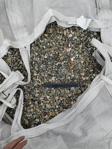 Kamenclub.ru: Галька речная окат (серая) фр.10-20 мм купить  в Челябинске галька речная серая, серый, темно-серый, светло-серый, коричневый ландшафтная декоративная речная окатанная округлая галька 5000 руб/т   фото КАМЕНЬ КЛУБ