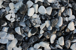 Kamenclub.ru: Мраморная крошка (щебень галтованный микс:белый-черный) фр.40-70 мм.  купить в Челябинске мрамор белый, черный айвори серый галтовка природного камня 15500 руб/т   фото КАМЕНЬ КЛУБ