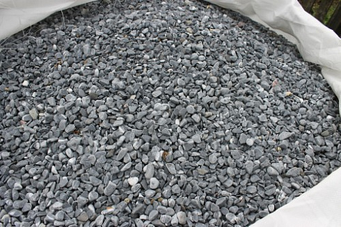 Kamenclub.ru: Щебень галтованный черный (мрамор) фр.10-20 мм.  купить в Челябинске мрамор черный с белыми прожилками, черный, белый окатанный округлый ландшафтный декоративный щебень 15000 руб/т   фото КАМЕНЬ КЛУБ