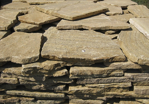 Kamenclub.ru: Песчаник пластушка желтый с рисунком (3 см)  купить в Челябинске песчаник желтый с рисунком, рыжий, желтый песчаник пластушка ландшафтная рваная 8 500 руб/м3   фото КАМЕНЬ КЛУБ