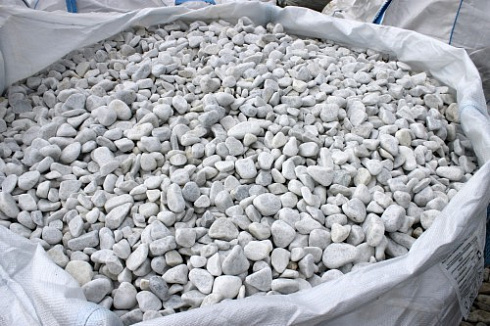 Kamenclub.ru: Мраморная крошка (щебень галтованный белый), фр.20-40 мм.  купить в Челябинске мрамор белый бежевый молочный мраморный щебень декоративный 17000 руб/т   фото КАМЕНЬ КЛУБ