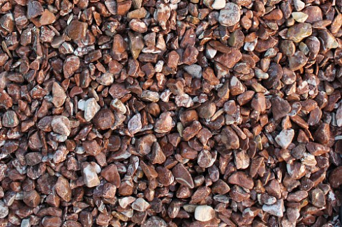 Kamenclub.ru: Мраморная крошка (щебень галтованный розовый) фр.5-10 мм.  купить в Челябинске мрамор розовый, красный окатанный мраморный щебень декоративный ландшатфный 15000 руб/т   фото КАМЕНЬ КЛУБ