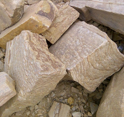 Kamenclub.ru: Песчаник пластушка желтый с рисунком (7-15 см)  купить в Челябинске плитняк - пластушка - бут желтый песчаник 10200 руб/м3   фото КАМЕНЬ КЛУБ