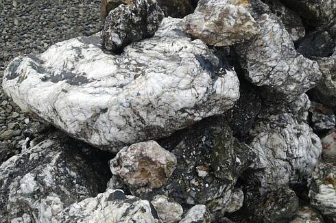 Kamenclub.ru: Черный гранит - кварцит фр. 100-500 мм.  купить в Челябинске мрамор гранит черный с белыми прожилками, серый, белый валун скальный колотый 7000 руб/т   фото КАМЕНЬ КЛУБ