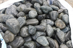 Kamenclub.ru: Темно-серый валунчик фр.100-300 мм.  купить в Челябинске крупный природный камень серый, темно-серый, светло-серый речная галька большого размера окатанная 4500 руб/т   фото КАМЕНЬ КЛУБ