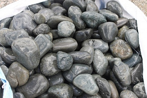 Kamenclub.ru: Темно-серый валунчик фр.100-300 мм.  купить в Челябинске крупный природный камень серый, темно-серый, светло-серый речная галька большого размера окатанная 4500 руб/т   фото КАМЕНЬ КЛУБ