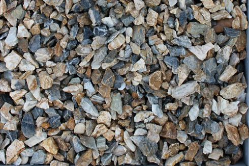 Kamenclub.ru: Мраморная крошка (щебень крошка медовый), фр. 10-20 мм.  купить в Челябинске песчаник бежевый, серый каменная ландшафтная крошка  12000 руб/т   фото КАМЕНЬ КЛУБ