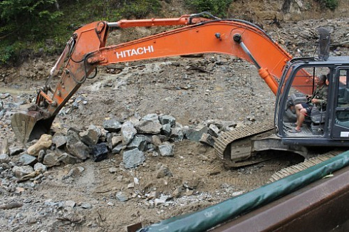 Kamenclub.ru: Гранит скальник (серо-зеленый) фр. 100-500 мм.  купить в Челябинске гранит зеленый, серый, салатовый крупный ландшафтный валун 6 000 руб/т   фото КАМЕНЬ КЛУБ