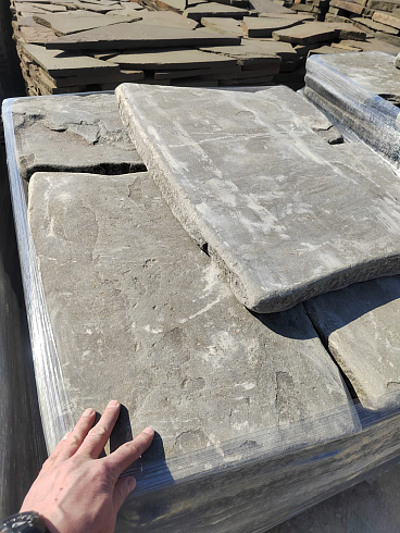 Kamenclub.ru: Песчаник пластушка галтованная светло-серая (3,0 см)  купить в Челябинске песчаник светло-серый, серый ландшафтный камень рваный колотый 21000 руб/м3   фото КАМЕНЬ КЛУБ