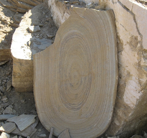 Kamenclub.ru: Форматный камень (плаха) пошаговая дорожка от 70-150 см (4 -12 см)  купить в Челябинске плитняк  форматный плаха желтый песчаник 9 000 руб/т   фото КАМЕНЬ КЛУБ