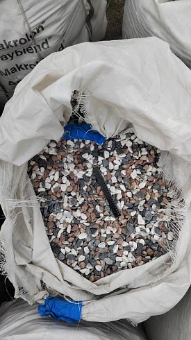 Kamenclub.ru: Мраморная крошка (щебень галтованный микс:белый-зеленый-розовый) фр.20-40 мм.  купить в Челябинске мрамор белый, зеленый, розовый мрамор декоративный (галтовка) 15500 руб/т   фото КАМЕНЬ КЛУБ