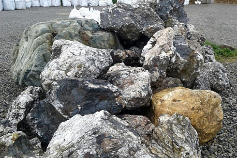 Kamenclub.ru: Черный гранит - кварцит фр. 500-1000 мм.  купить в Челябинске гранит кварцит черный серый белый скальный колотый валун 9750 руб/т   фото КАМЕНЬ КЛУБ