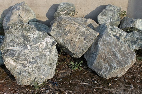 Kamenclub.ru: Змеевик скальник фр. 500-1500 мм.  купить в Челябинске змеевик зеленый серый черный глыба скальная колотая 7500 руб/т   фото КАМЕНЬ КЛУБ