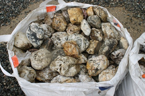 Kamenclub.ru: Кварцевый валунчик фр.100-300 мм.  купить в Челябинске кварц белый, бежевый молочный рыжий крупный природный камень галечник 7850 руб/т   фото КАМЕНЬ КЛУБ