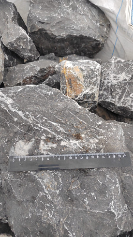 Kamenclub.ru: Черный мрамор скальник фр. 100-500 мм.  купить в Челябинске мрамор черный белый серый крупный колотый валун ландшафтный 8500 руб/т   фото КАМЕНЬ КЛУБ